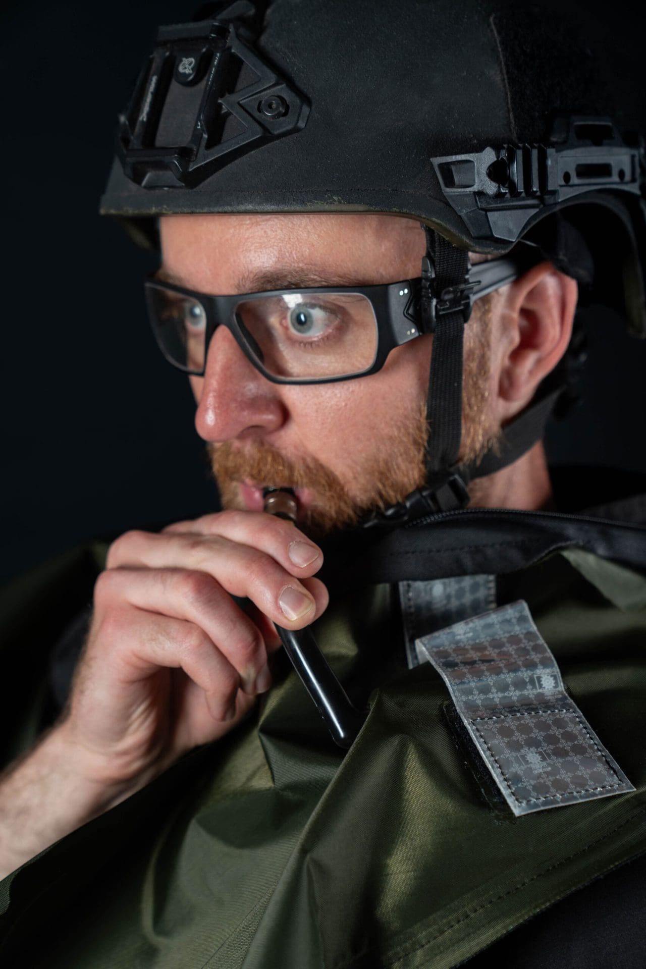 Personne en tenue militaire soufflant dans un tube pour gonfler le Galeo.