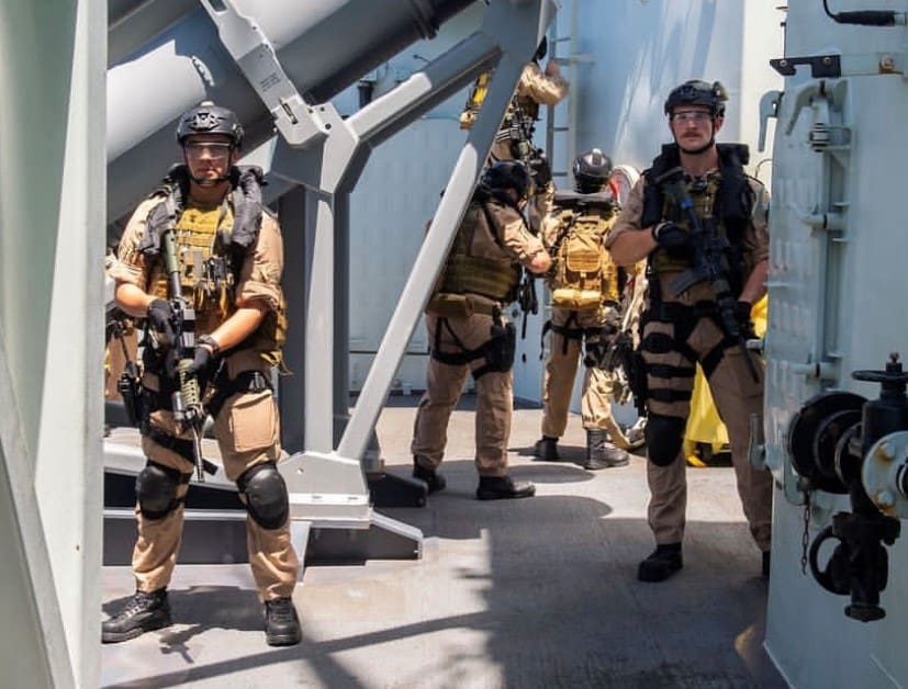 Équipe de sécurité armée en tenue tactique à bord d'un navire.